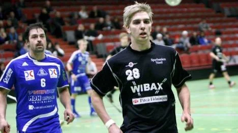 Koll på kulan har Rick Nilsson i Wibax. K4:s Torbjörn Ljung som klev fram i sista perioden avvaktar...