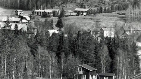 Bröllopet  i Sjulsmark  kunde ha blivit som vilken vanlig festlig tillställning som helst, där alla  kunnat bryta upp nöjda och belåtna. Men allt fick för brudparet och dess familjer en obehaglig vändning när byungdomarna satte igång med vandalisering.
