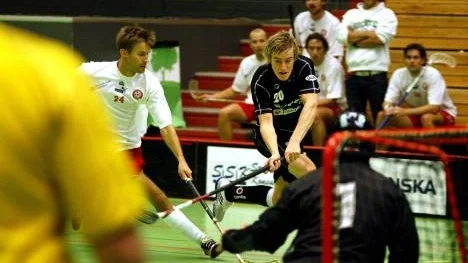 Erik Sandlund (i svarta kläder) satte 9-8-målet för Wibax/Piteå i förlängingen. (Arkivbild)