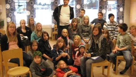 STREJKADE. Håkan Nyman (S) kallades till skolan av de strejkande eleverna som hade många frågor att ställa kring nedläggningsförslaget. På fotot saknas delar av gruppen.  Foto: Maria Revholm