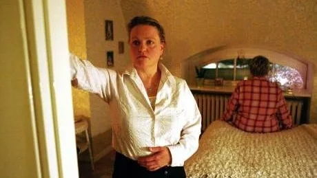 RUMMETS KVINNOR. Tarja Tapio och Rose-Marie Bengtsson i sovrummet.