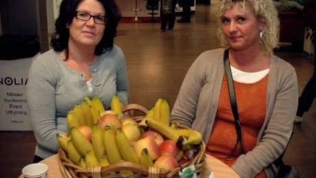 FRUKT. Tina Fäldt  och Rose-Marie Franck från Sunderby folkhögskola försåg sig vid en av de fruktkorgar som fanns på Nolias arbetsmiljömässa.
