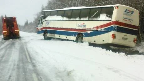 Foto: Patrik Raumaniemi
MODDIGT. Skolbussen mot Boden gled av vägen mellan Sundsnäs och korsningen med väg 356.