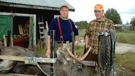 SKYTTAR. Billy Fredriksson  fällde tjuren - Björn Mörk stod för resten.