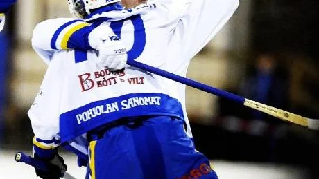 JUBLADE. Mikko Rytkönen och Peter Norén jublar efter ett mål. Men där tog jublet slut. HT Bandy förlorade mot Sandviken. Foto: PETRA ISAKSSON