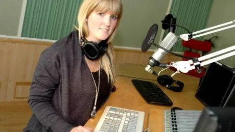 LISTANSVARIG. Annika Pettersson från Uppsala går tredje och sista året på radioproduktion i nya medier vid universitetet i Piteå. Från i höst ansvarar hon också för studentradiolistan i Sverige.
Foto: Jonas Hansson