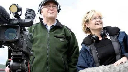 DOKUMENTERAT NEDLÄGGNINGEN. Maria Söderberg tillsammans med fotografen Stefan Holm under arbetet med dokumentärfilmen Länge leve gruvan! om gruvnedläggningen i Laisvall. Den visas under Laisvallsdagen  tillsammans med två andra filmer inspelade i Laisdalen.FOTO: MARIANNE SÖDERBERG
