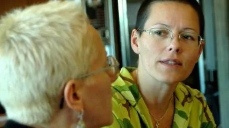 AKTUELL MED UTSTÄLLNING. Victoria Andersson ställer ut en serie bilder i Nya Zeeland. I förgrunden Agneta Andersson.