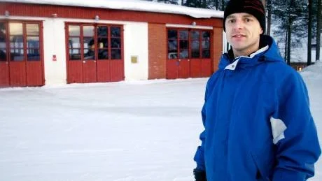 RIV UPP BESLUT. Stefan Ericsson menar att villabranden på nyårsnatten visar att en stationär styrka i Korpilombolo behövs. "Riv upp nedläggningsbeslutet", säger han.