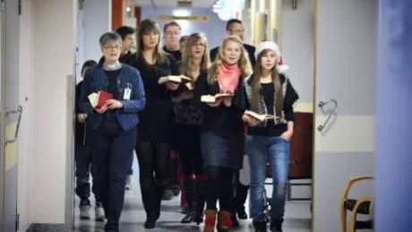 JULKLAPP TILL PATIENTERNA. Tre grupper med julsångare stiger fram i sjukhusets korridorer. Det är en gammal jultradition som anordnas av sjukhuskyrkan.