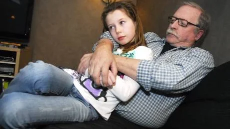 BEDRÖVAD. Bengt Lindgren tycker att det är bedrövligt att hans nybesiktade eldstad brände ner hans hus. Nu bor han med dotterdottern Matilda Karlsson som är ovan att ha morföräldrarna vid frukostbordet.