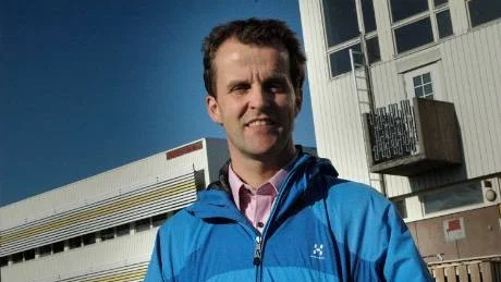 SÄLJ. Centerpartisten Gunnar Selberg vill sälja Bergaskolan. "Vi har 48.000 kvadratmeter för mycket lokaler i Kiruna. Nog måste det finnas någonstans dit man kan flytta eleverna", säger han.