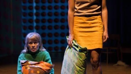 LEENA OCH ÅSE. Sonja Ahlfors och Joanna Wingren skapar tillsammans med resten av ensemblen minnesvärd teater.