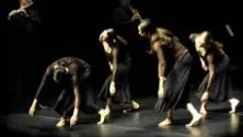 UNIK HÄNDELSE. Dansarna från Michele Brangwen Dance Ensemble rör sig med och kring musikerna i Norrbotten Big Band i föreställningen Get outside, som också inbegriper en dansfilm med samma namn. Mats Garberg är en av solisterna.Foto: EIJA DUNDER