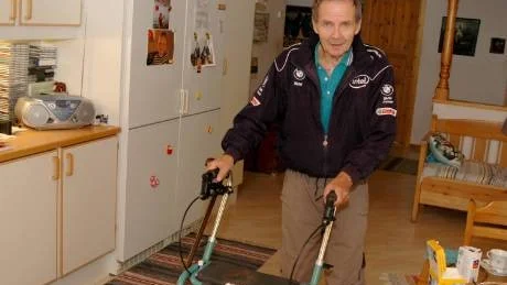 HOPPAS PÅ BEHANDLING. Den före detta folkpartipolitikern Stig Franzén, 75 år, i Öjebyn, lider av postpolio och är beroende av rullator för att kunna stå på benen. Nu hoppas han få ta del av ny behandling söderut. "Det skulle betyda mycket för mig", säger han.