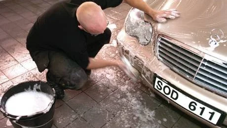 BÄSTA SKYDDET. Tvätta bilen noga och regelbundet så hindrar du rosten från att få fäste.