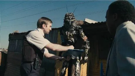DISTRIKTET. Wikus van der Merwe (Sharlto Copley) sätts att leda tvångsevakueringen av utomjordingarna.