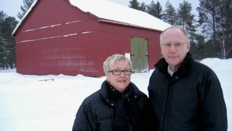 NÖJDA. Förr dansade Kalixborna i Furulogen nu blir det till köpa prylar istöllet då Lions flyttar in. Britt-Inger Nordström och Lars-Göran Olofsson är nöjda.  Foto: Britt-Louise Spets