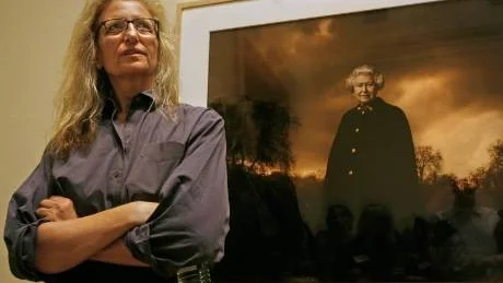FOTOGRAFEN OCH BILDEN. Annie Leibovitz framför en av sina bilder av drottning Elisabeth.
