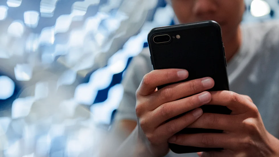 Att dela med sig av bilder eller filmer på andra personer på sociala medier kan vara helt okej, problematiskt eller rent av olagligt beroende på sammanhang. Vad som är okej att dela kan vara speciellt svårt för unga att förstå och navigera, enligt en expert på området. Genrebild.