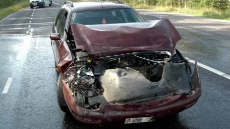 MISSTÄNKT DROGRATTFYLLA. Föraren till den här bilen, som körde in i tre andra fordon i Öjebyn, misstänks för drograttfylleri av polisen. Han fördes till sjukhus.