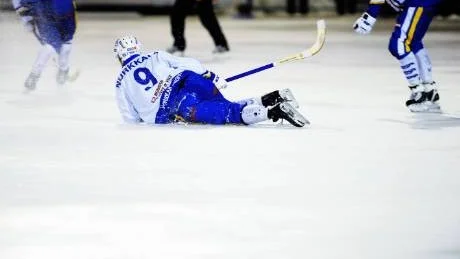 tungt, tungt. Kimmo Nurkalas HT Bandy förlorade både mot Kungälv och mot Villa Lidköping i helgen och behöver nu hjälp för att kunna nå slutspel. Foto: Petra Isaksson
