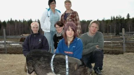 ÖVERSYN. Det är nog läge att omfördela kommunens pengar, anser Kristina Nyström och Marianne Danielsson längst bak. Övriga: Julia Ängstål, Sofia Parnebo, Marcus Boström och Annica Asplund, några ungdomar på gården. Foto: Britt-Louise Spets