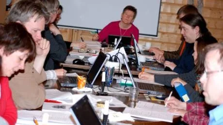 HÄTSK DEBATT. Det var många hätska ordväxlingar mellan partiblocken då tuffa besparingsalternativ diskuterades under kommunstyrelsens sammanträde som hölls i Kåbdalis med övernattning, trots en skral kommunkassa som bantas ytterligare.
