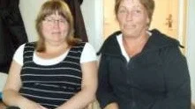 BISTRA. Lisbeth Karlsson och Tarja Brännvall och deras kollegor tycker att kommunen ska värdera dem så pass att man låter helgtillägget vara kvar.Det finns andra att spara på tycker dom. I dag samlas vårdbiträdena i hela kommunen samt Råneåområdet till ett protestmöte i Pontushallen.Foto:ELSA RENSFELDT