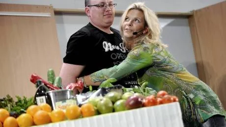 OMTAG. Andreas fick bakläxa på midjemåttet av hälso-gurun Anna Skipper som gästade Luleå i helgen. Bukfett är farligast för män, sa Anna Skipper och beordrade bland annat frukt- och grönsaksdrinkar och en timmes motion per dag.   Foto: LINDA  WIKSTRÖM