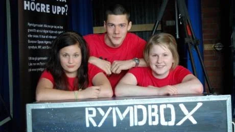RYMDBOX. Jennifer Molin, 17, Mikael Ingemyr, 18, och Felicia Holme, 17, från Rymdgymnasiet visar stolt upp rymdboxen.