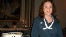 FREDENS LÅGA BRINNER. Gunnarsbyns kyrka blev utvald som årets mottagare av Fredsljuset 2008. Lågan kommer från Födelsekyrkan i Betlehem och scoutrörelsen organiserar ljusets färd över världen. Här Fredrica Engström, scoutledare i Gunnarsbyn, vid Fredsljuset på julafton.