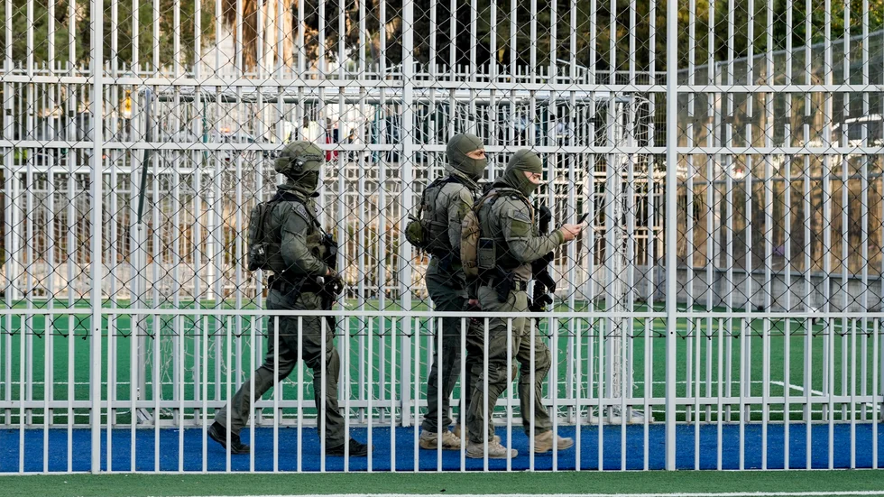 Israeliska säkerhetsstyrkor nära den plats en palestinsk tonåring skjutits på lördagen.
