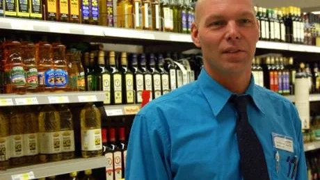 NÖJD. Peter Möller gläds åt att Coop Forum har den billigaste matkassen av de tre jämförda butikerna.
