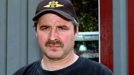 VIDEOHÄLSNING. Tommy Larsson i Sikfors fick före jul en personlig videohälsning från sin kidnappade pappa Roland Larsson i Colomibia.