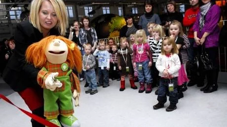 FINT OCH FIFFIGT. Dockan Tekla fick äran att inviga den nya utställningen, tillsammans med projektledaren Ulla-Karin Lundgren-Öhman. På plats i Teknikens hus fanns även 35 förskolebarn från Piteå, som alla medverkat med fina ljudinslag.
