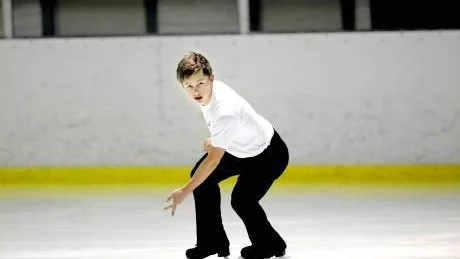 tillbaka. Efter en jobbig skadeperiod är Alexander Majorov tillbaka på isen. I helgen tävlar han om SM-medaljer i Linköping.  Foto: ROLAND S LUNDSTRÖM
