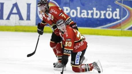 BLÅST PÅ POÄNGEN. Linus Omark gjorde ett av de snyggaste målen någonsin i Coop Arena men i slutet tappade han pucken i egen zon och Timrå kunde avgöra.