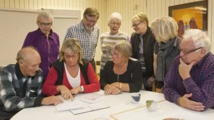 En skrivelse till landstinget angående läkarsituationen i Arvidsjaur håller på att formuleras. Sittande, från vänster: Oskar Karlsson, Hjärt- och lungsjukas förening, Britta Jonsson, ABF, Eva Brandén, SPRF, och Leif Gustavsson, SPF. Stående: Birgit Lindberg, Övre Långträsk bygdeförening, Rolf Lundmark, Hjärt- och lungsjuka, Ylva Stråhle Andersson, PRO Arvidsjaur, Margit Karlsson, PRO Glommersträsk, och Ellinor Nilsson, SV Nord.