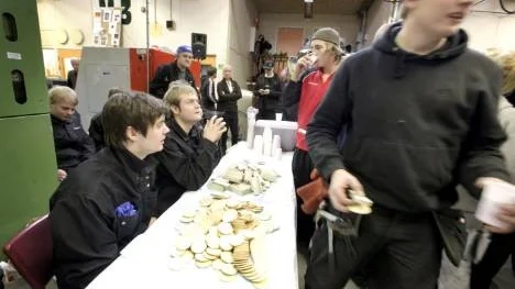 Industriprogrammets maskinverkstad var både festlig och fullsatt under torsdagens boksläpparfest. Förläggarna hade dukat fram godis och kakor på ett långbord där även boken med kärleksdikter presenterades och såldes.