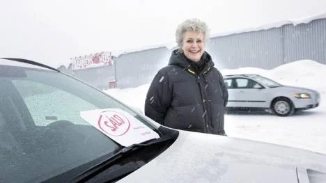 Lotta Johansson är en av många bilförsäljare som gläds åt den största ökningen någonsin för nybilsförsäljningen 2010.