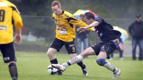 Nils Rautio i gult gav Infjärden en drömstart i den viktiga streckmatchen mot Sävast. Han gjorde ledningsmålet efter 10 minuters spel.