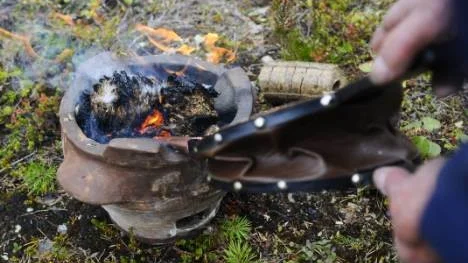 Befolkningen i Tanzania eldar vedkol för att laga mat. Bo Lundmark på GME visar hur man kan elda gräsbriketter istället.