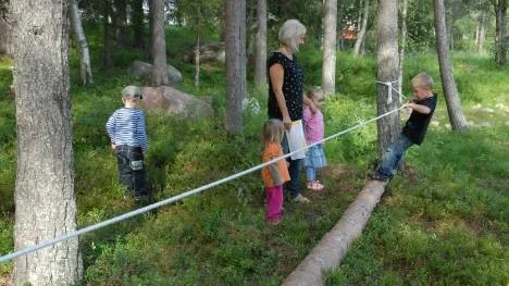 Viktor Westin testar balansgång på förskolans nya äventyrsstig.