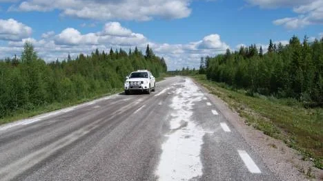 En lastbil läkte ut olja efter Slagnäsvägen, två kilometer från väg 95. När Räddningstjänsten kom dit för att sanera hade föraren och bilen försvunnit.