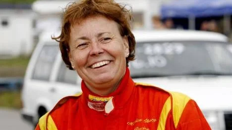Efter två års frånvaro är dragracingföraren Monica Öberg från Öjebyn redo för comeback.I helgen tävlar hon i Midnight Sun International´s i Långnäs.  "Jag körde inte i fjol eftersom vi har byggt en ny bil. Det blir som ett helt nytt koncept, så det är lite pirrigt", säger hon. (Arkivbild)