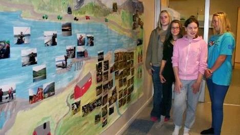 Veronica och Josefin från Öbergaskolan, tillsammans med Sigrid och Rikke från Skjaerstad skola, vid det bildkollage som sammanfattar ett treårigt gränsöverskridande samarbete.