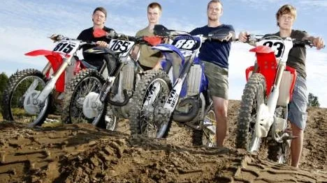 I morgon blir det fart och adrenalinkickar på hög nivå. Då avgörs en av fyra deltävlingar i Sverigecupen i motocross på Piteå Motorstadion. Från Piteå Motorsällskap tävlar fyra förare, från vänster: Didrik Nilsson, Christian Bjurström, Nicklas Johansson och Olof Augustsson.