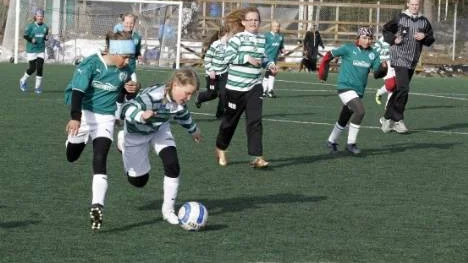 Morön (randigha tröjor) och Älvsbyn (helgröna) möttes i F99-finalen i Vårcupen i Storfors. Morön vann efter straffar.