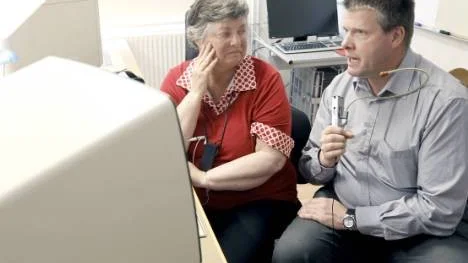 Hjördis Hällström är gravt syn- och hörselskadad. För att hon ska höra vad cirkelledaren Ingevald Holmqvist säger pratar han i en speciellt utformad mikrofon.